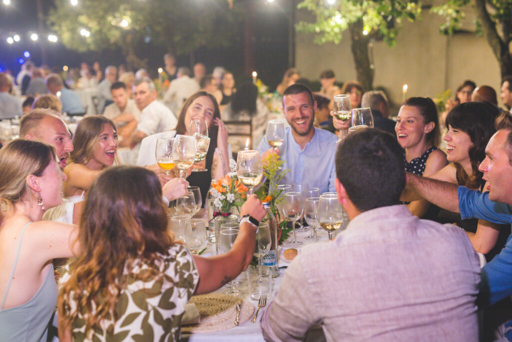 amici al tavolo che brindano