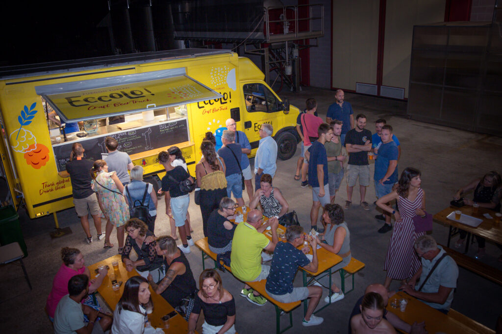 Persone che mangiano davanti a un food truck